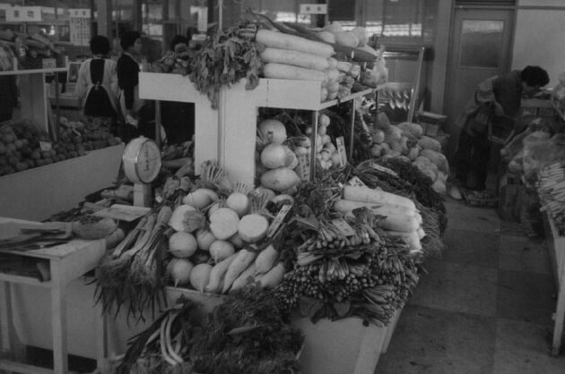 収穫されたままの状態で販売される野菜や果物の写真
